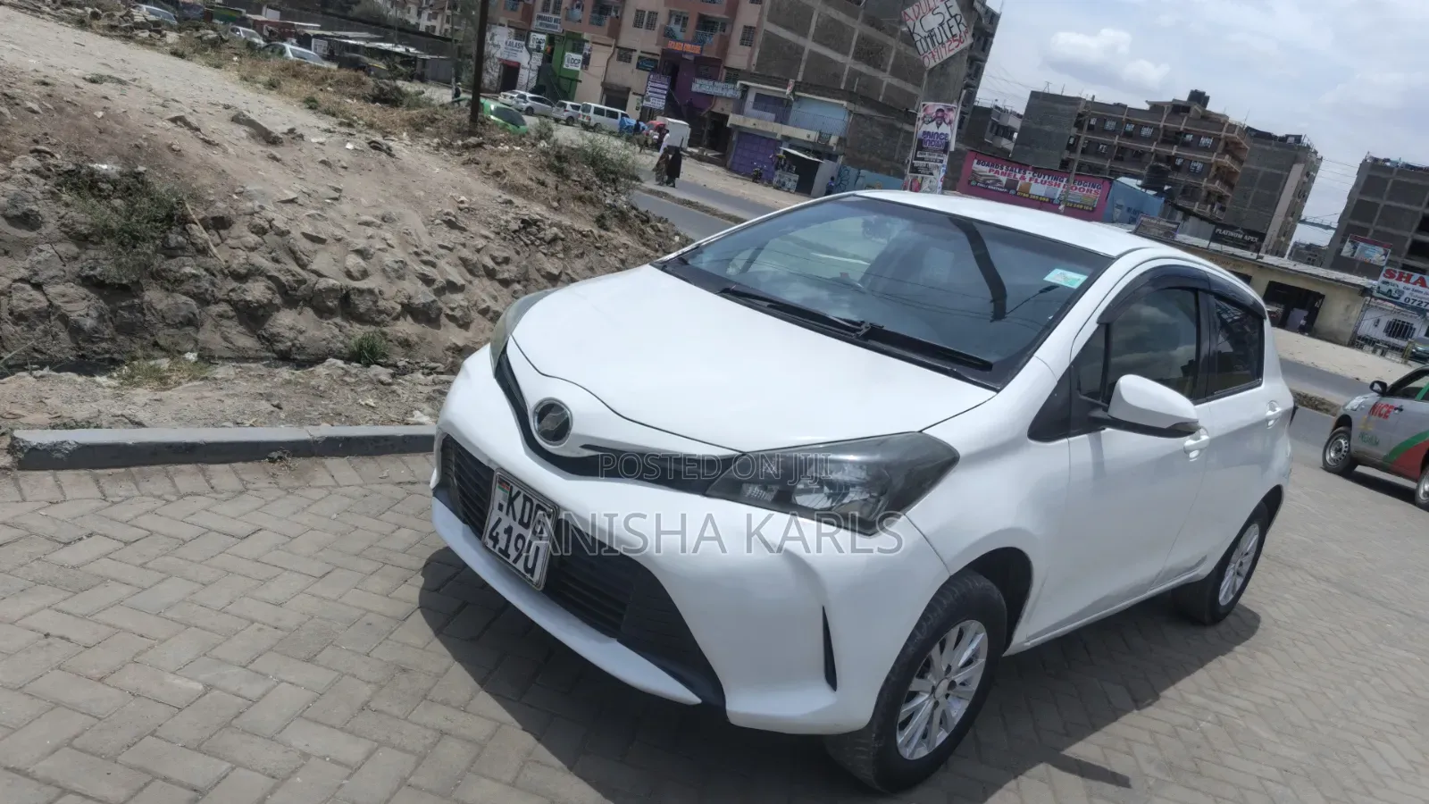 Toyota Vitz 2015 Silver