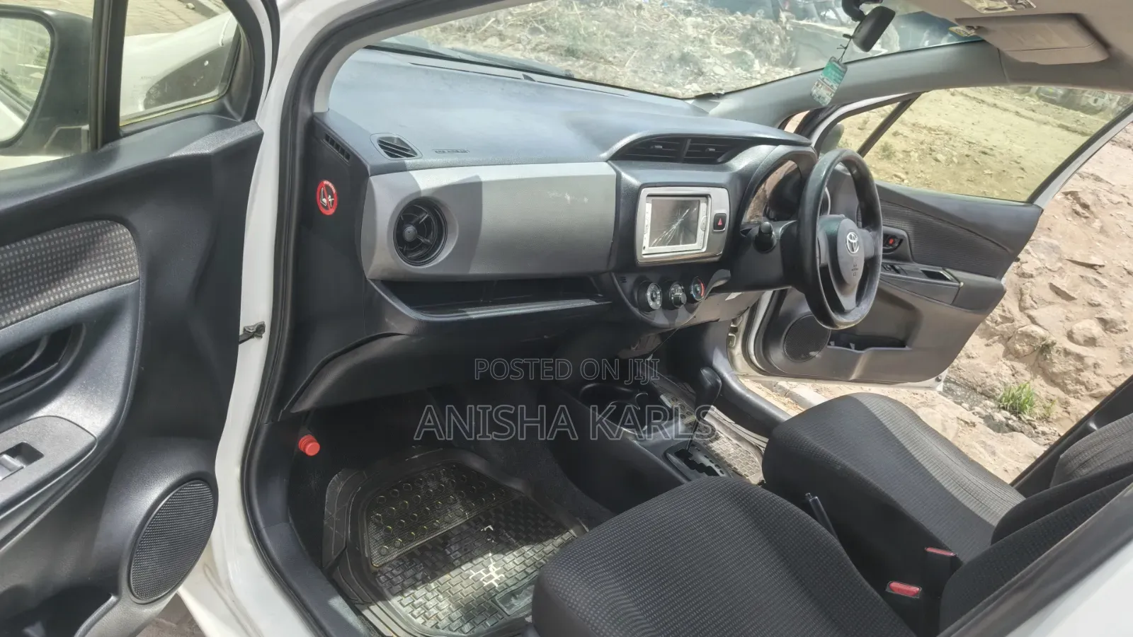 Toyota Vitz 2015 Silver