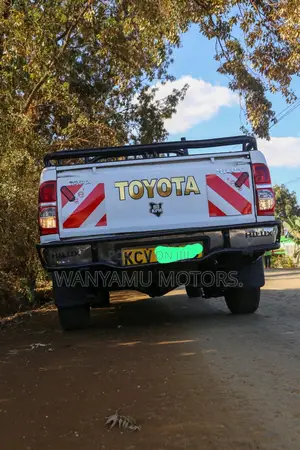 Toyota Hilux 2012 White