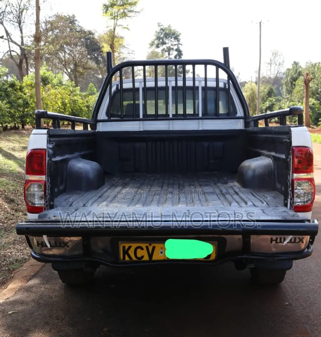 Toyota Hilux 2012 White