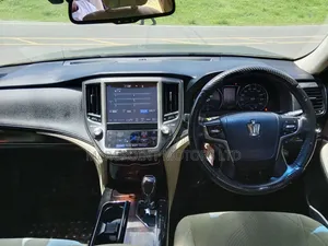 Toyota Crown 2018 White
