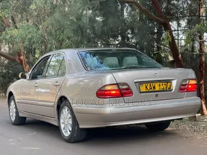 Mercedes-Benz E220 1999 Gold