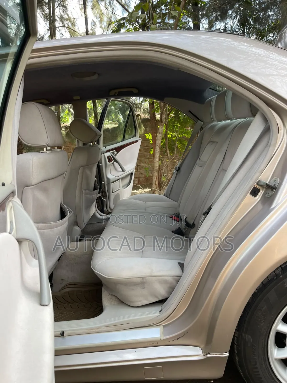 Mercedes-Benz E220 1999 Gold