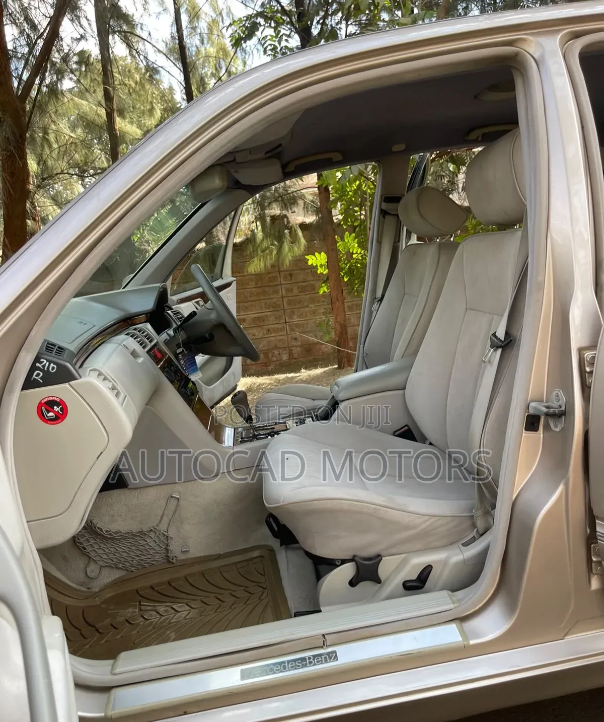 Mercedes-Benz E220 1999 Gold