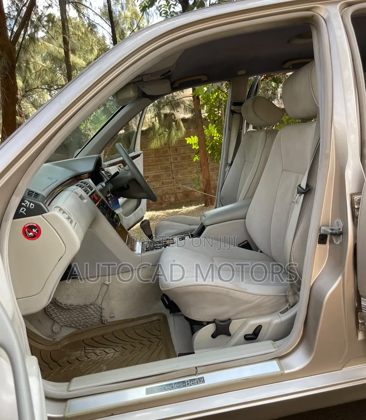 Mercedes-Benz E220 1999 Gold