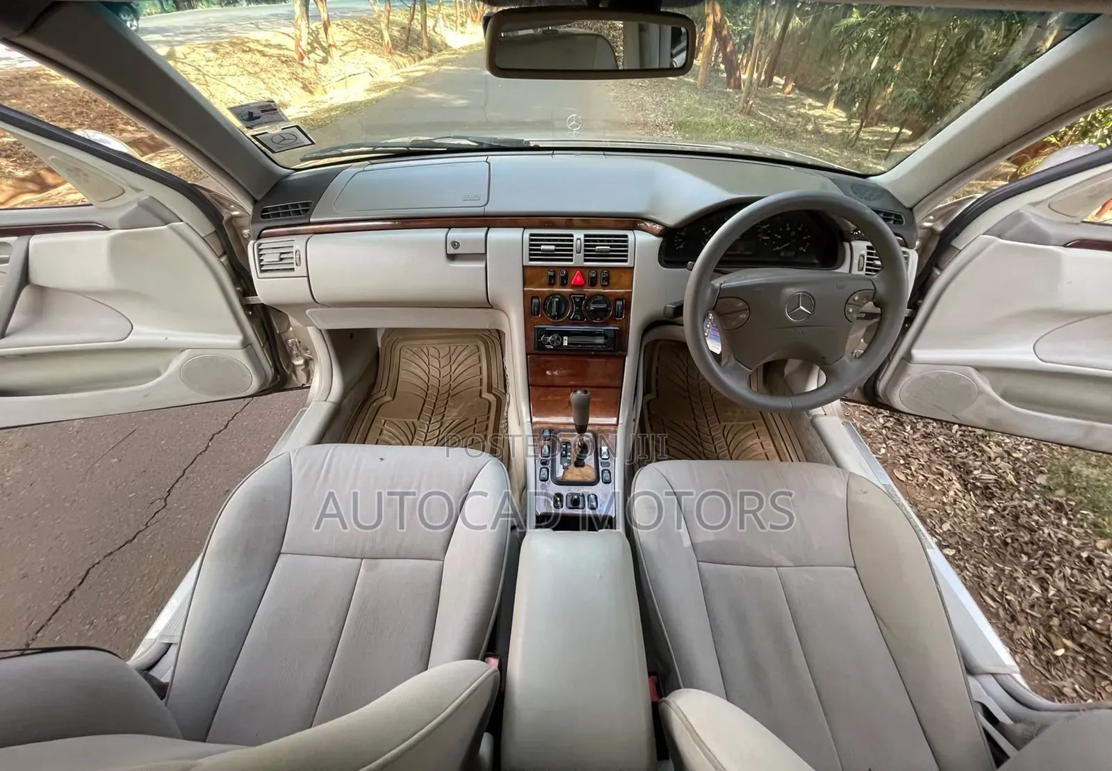 Mercedes-Benz E220 1999 Gold