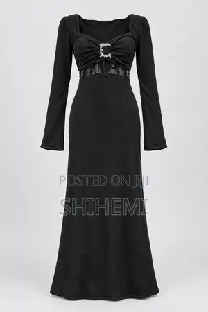 Dress, Long-Sleeved With a Slim Waist
