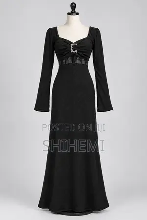 Dress, Long-Sleeved With a Slim Waist
