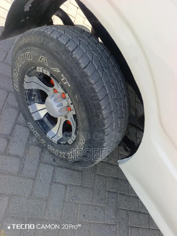 Toyota HiAce 2000 White - thumbnail 3