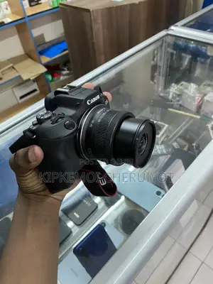 Canon EOS R100 Mirrorless Camera With 18-45mm Lens