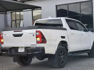 Toyota Hilux 2022 White