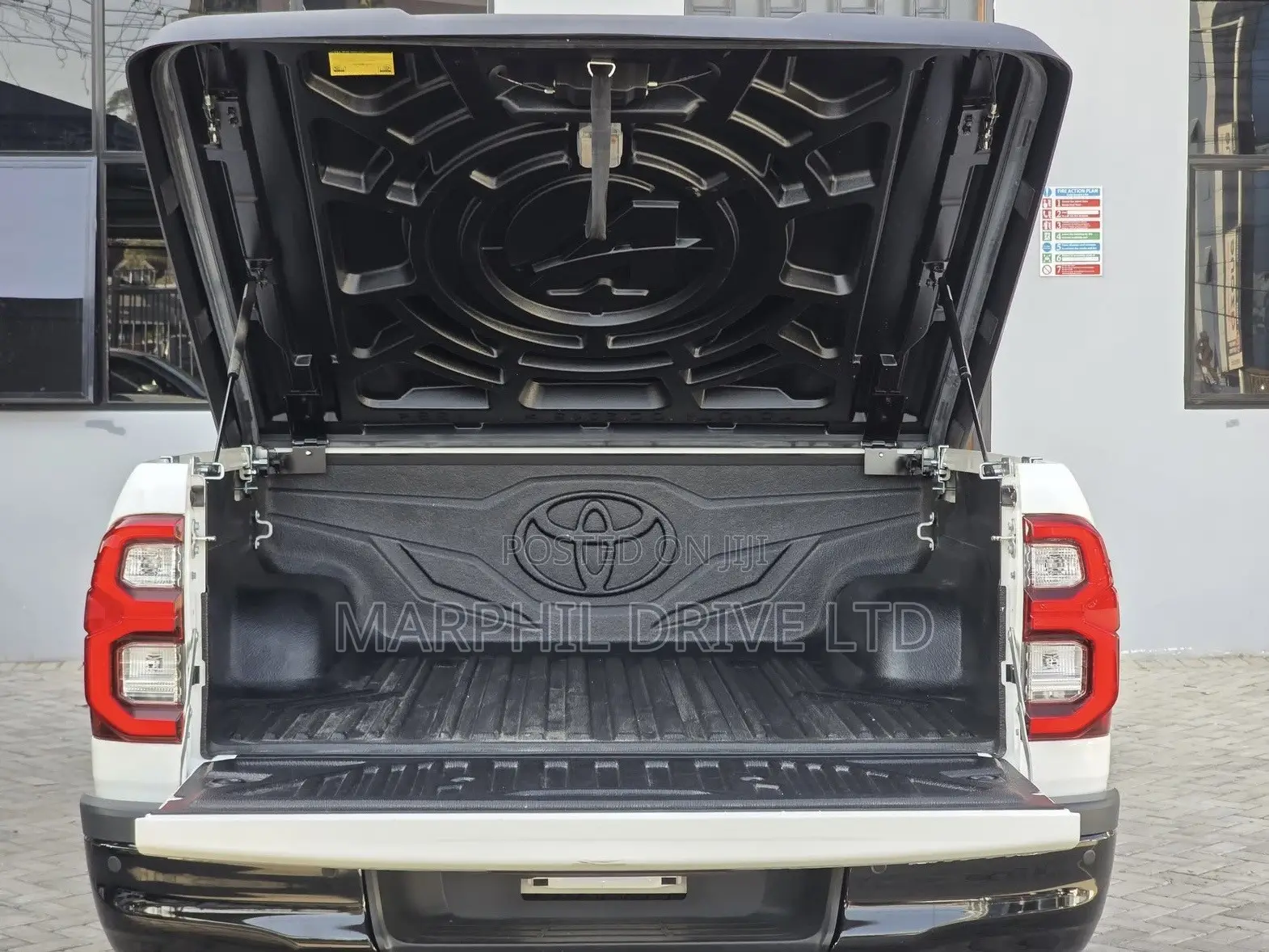 Toyota Hilux 2022 White