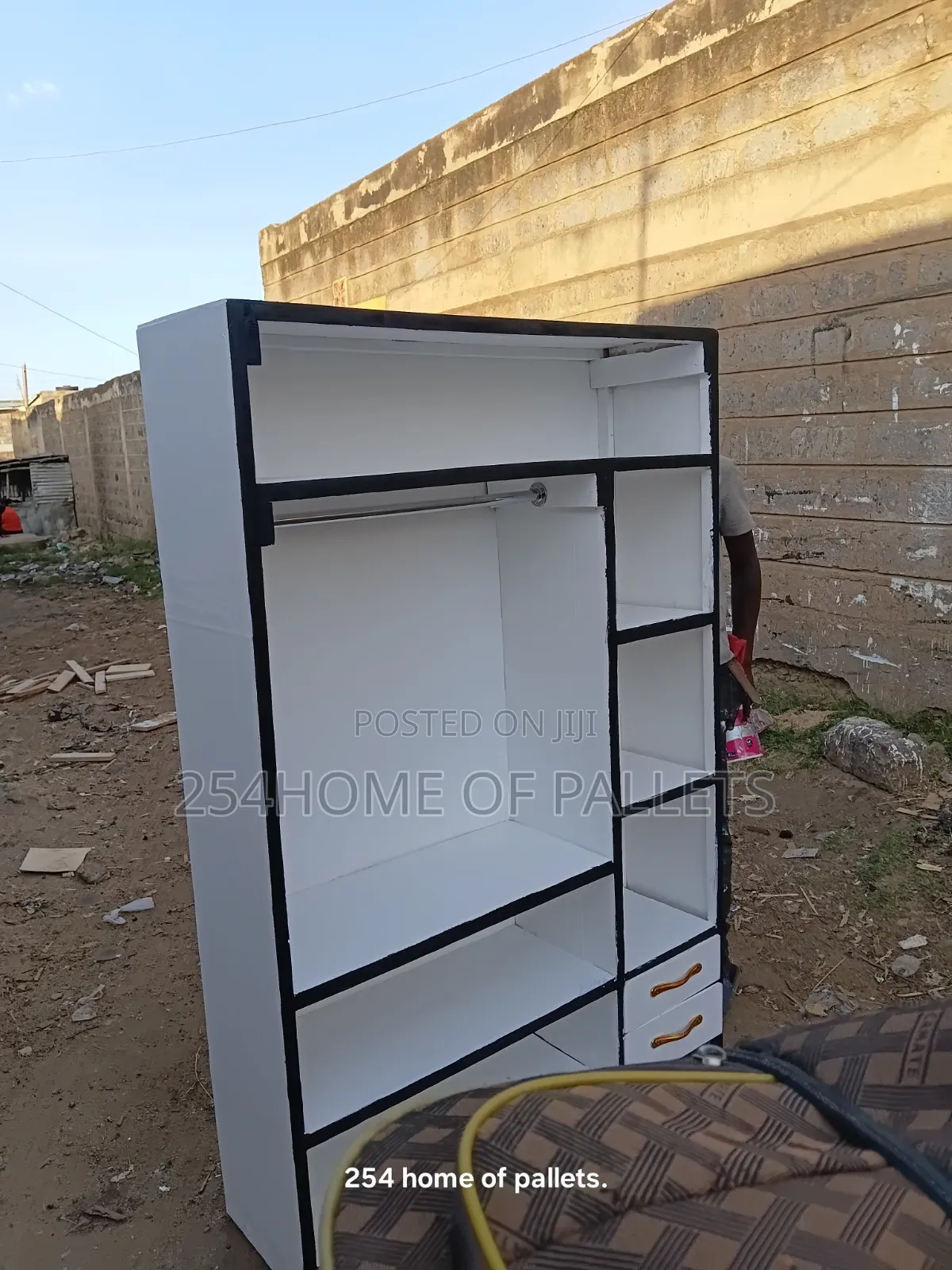 Well Spaced 4 by 6 Wardrobe With 2 Drawers.