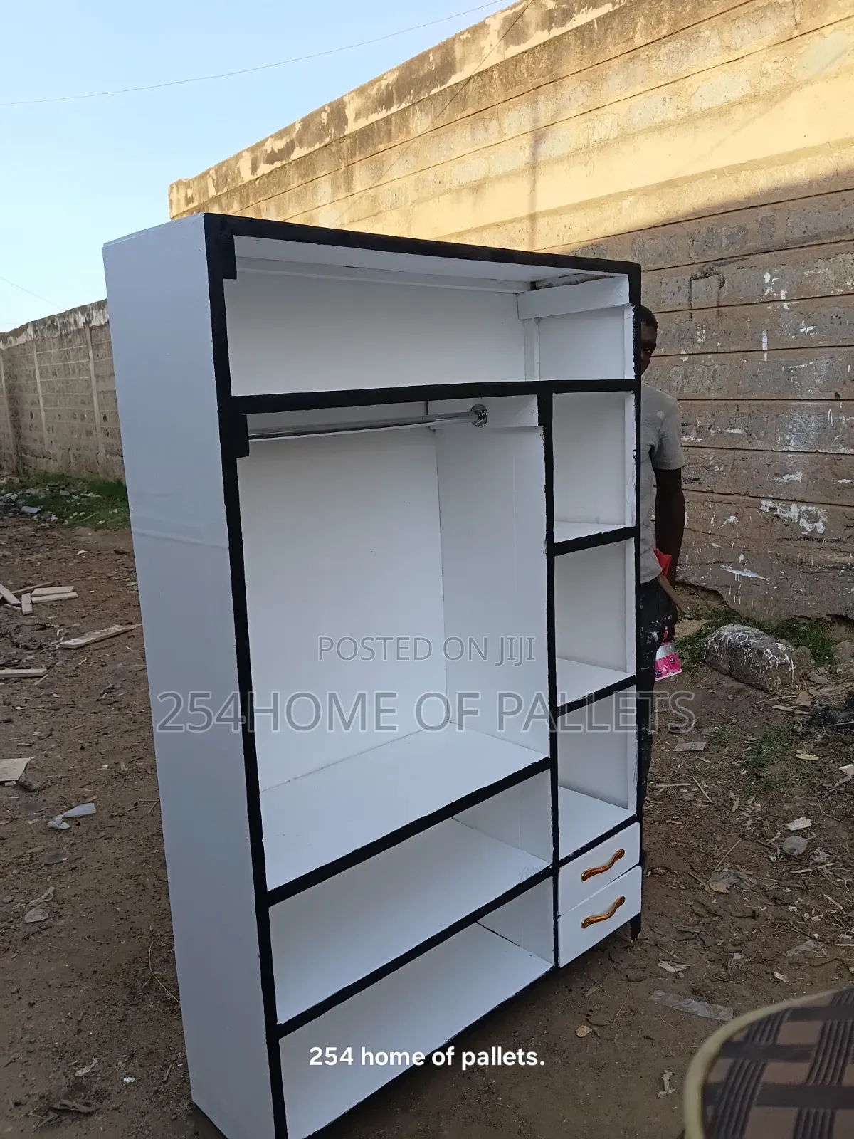Well Spaced 4 by 6 Wardrobe With 2 Drawers.