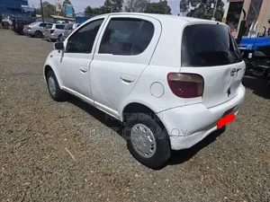 Toyota Vitz 2000 White
