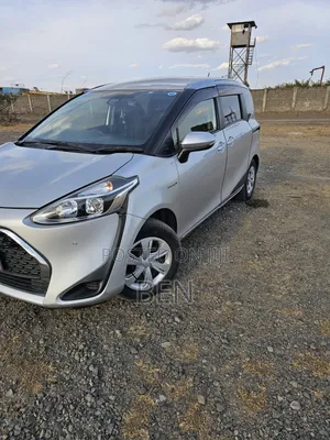 Toyota Sienta 1.5 Hybrid FWD 2019 Silver