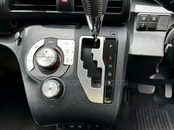 Toyota Sienta 2020 Red