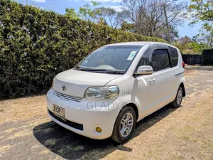 Toyota Porte 2011 White