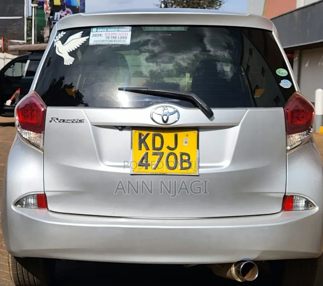 Toyota Ractis 2015 Silver