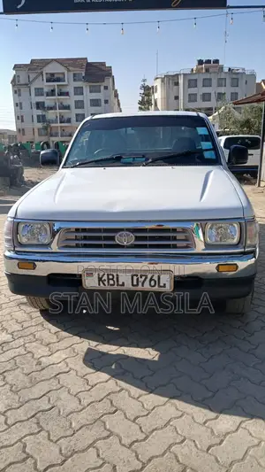 Toyota Hilux 2003 White