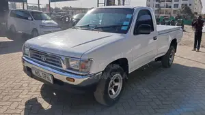 Toyota Hilux 2003 White