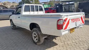 Toyota Hilux 2003 White