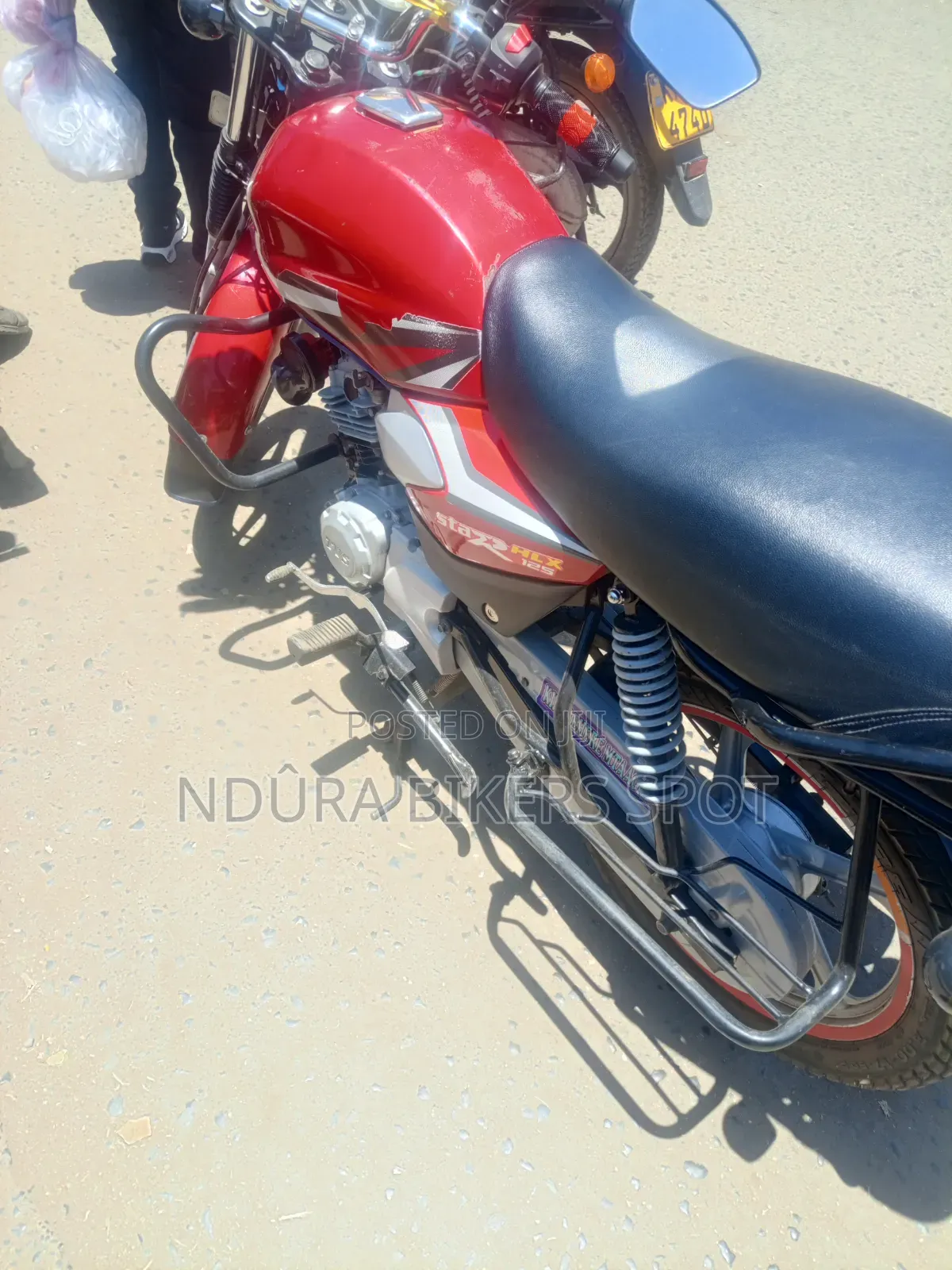 TVS HLX 125 2025 Red