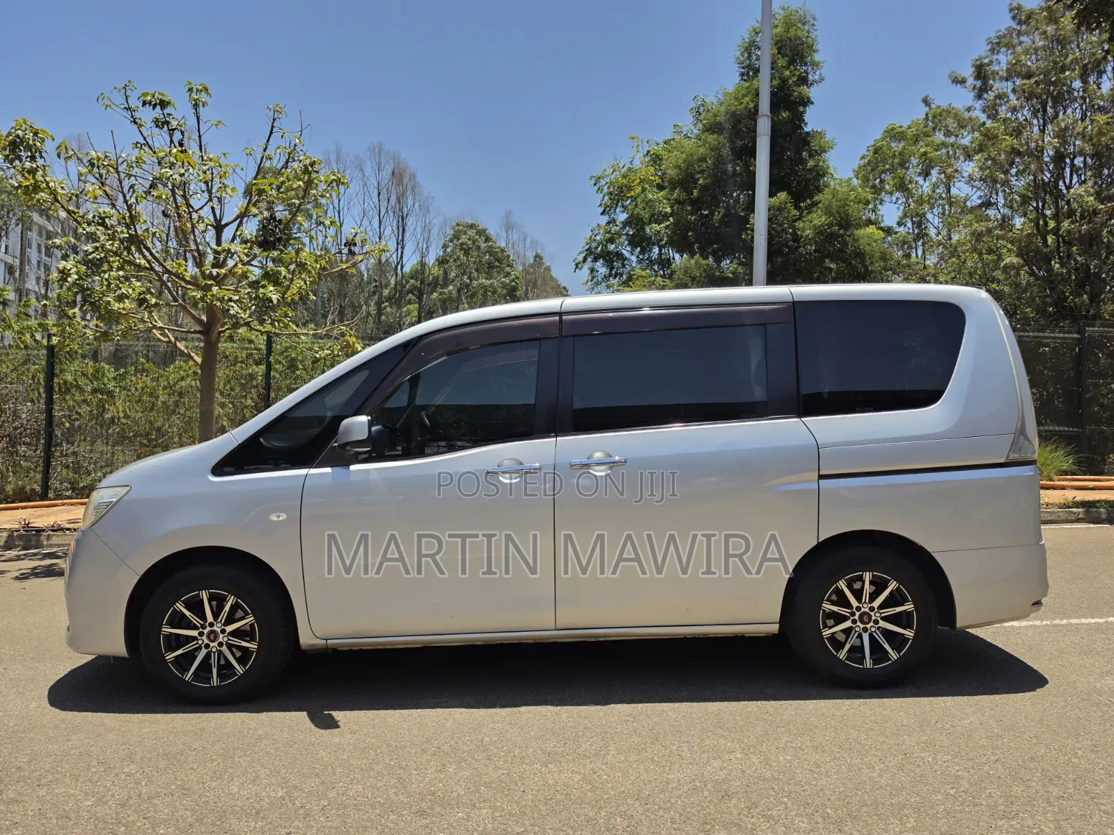 Nissan Serena 2011 Silver
