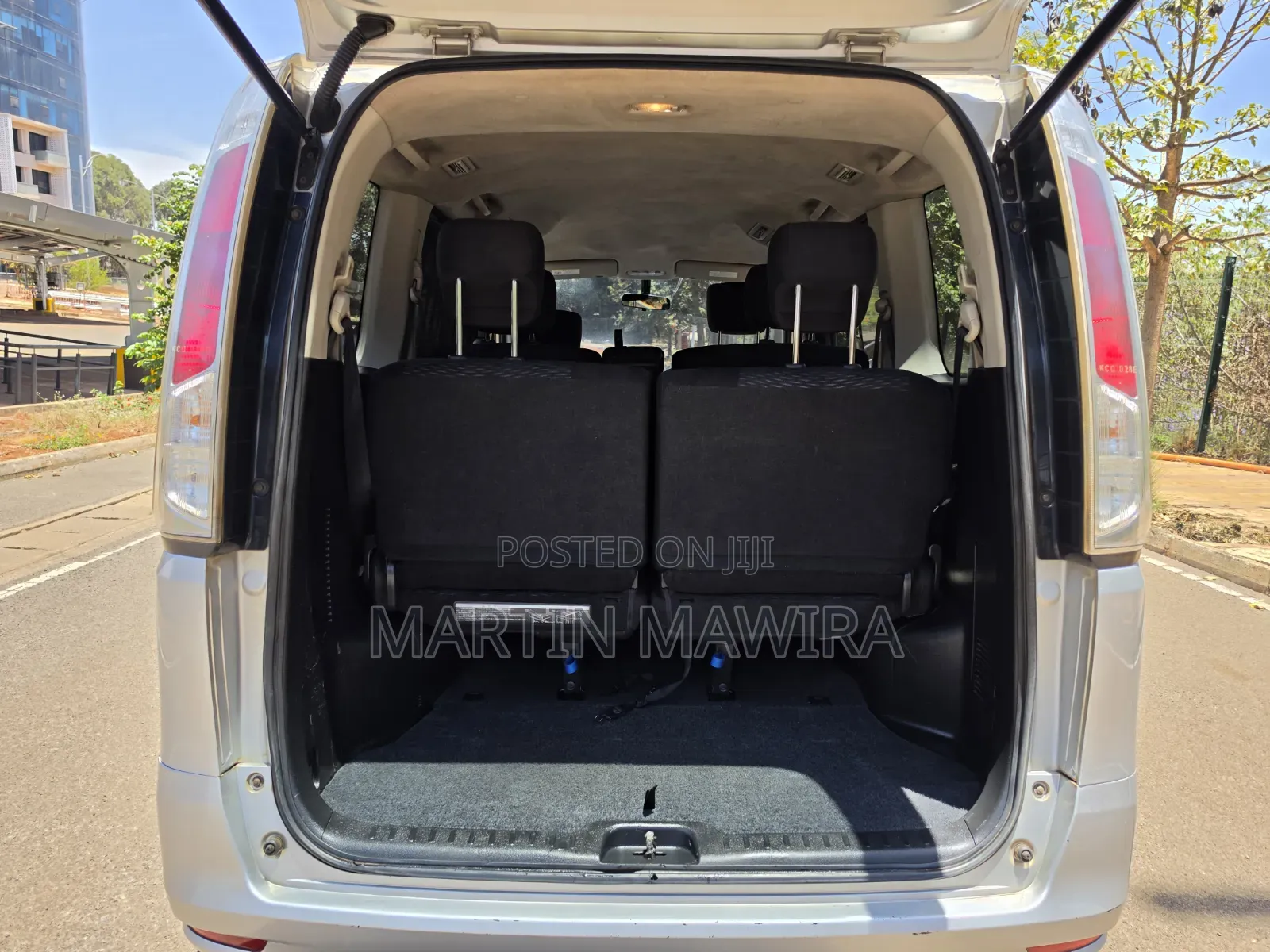 Nissan Serena 2011 Silver