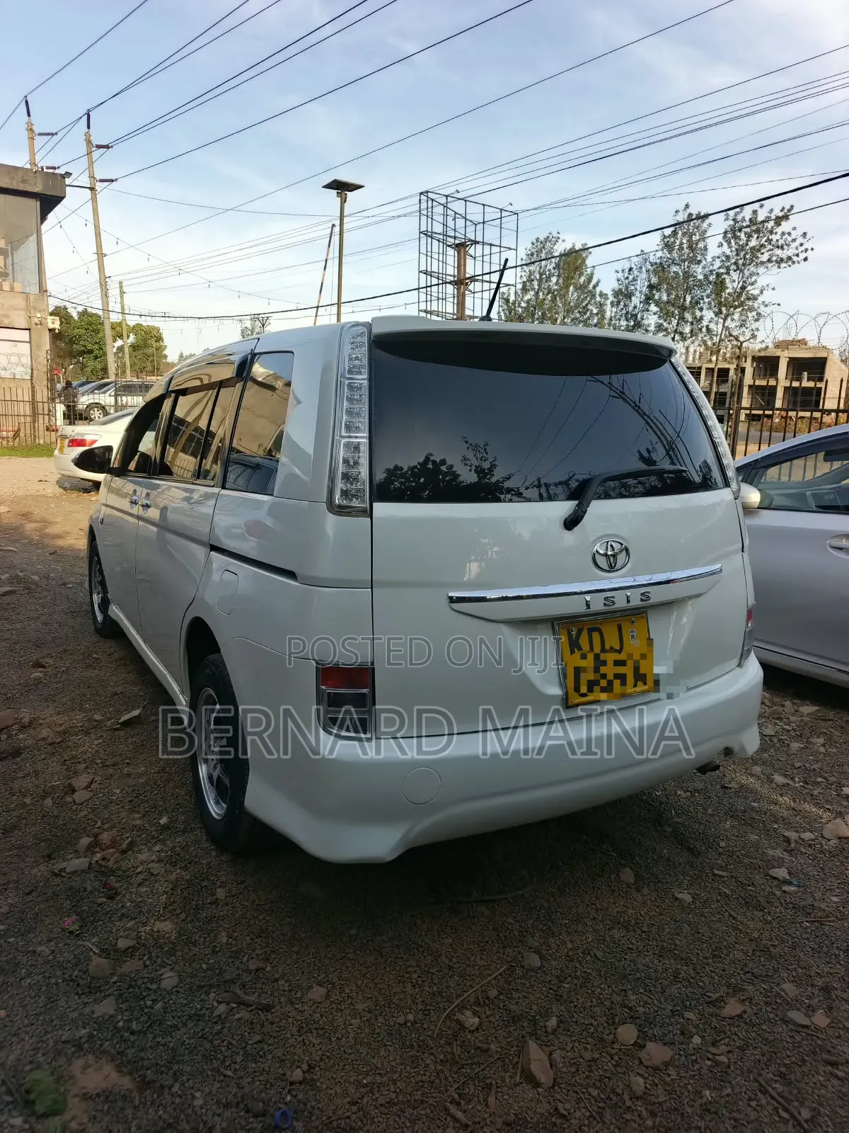 Toyota ISIS 2015 White