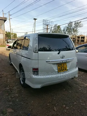 Toyota ISIS 2015 White