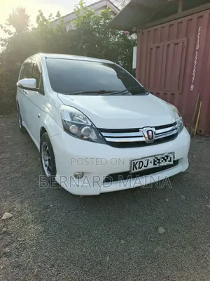 Toyota ISIS 2015 White