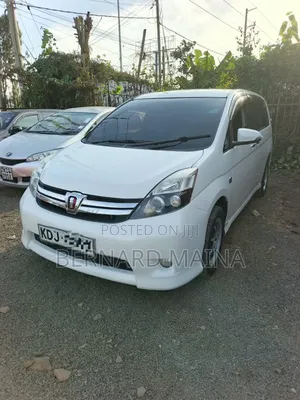 Toyota ISIS 2015 White
