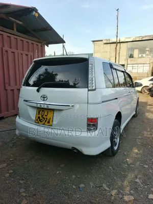 Toyota ISIS 2015 White