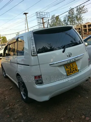 Toyota ISIS 2015 White