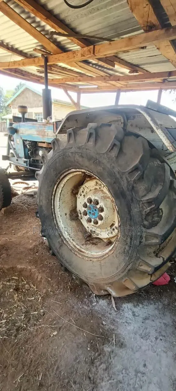 Tractor Ford 5000 2wd With Weights