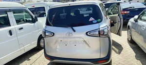 Toyota Sienta 2019 Silver