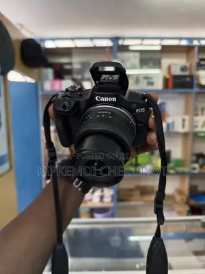Canon EOS R100 Mirrorless Camera With 18-45mm Lens