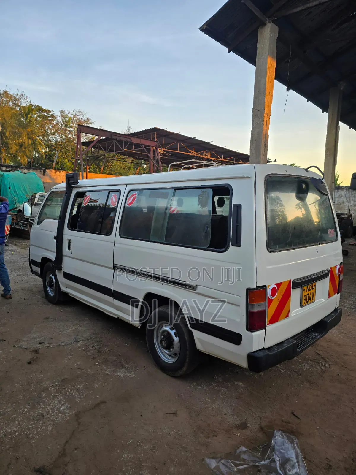 Nissan Caravan (Urvan) 2000 White