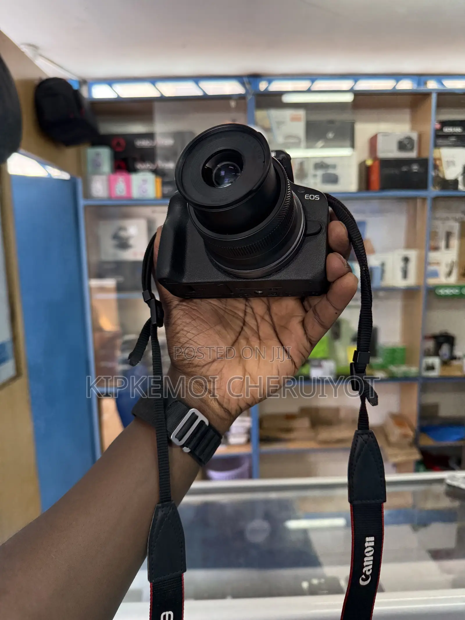 Canon EOS R100 Mirrorless Camera With 18-45mm Lens