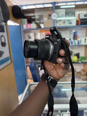 Canon EOS R100 Mirrorless Camera With 18-45mm Lens