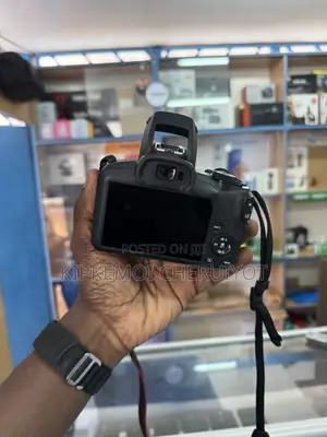 Canon EOS R100 Mirrorless Camera With 18-45mm Lens