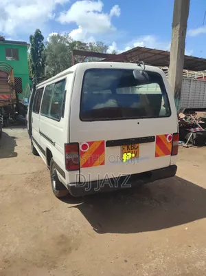 Nissan Caravan (Urvan) 2000 White