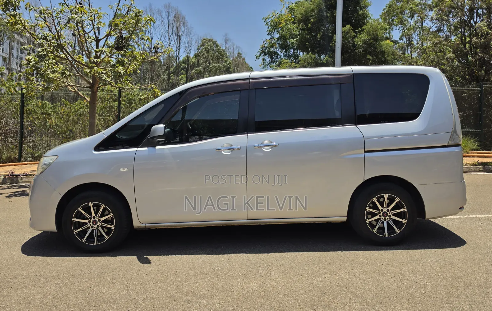 Nissan Serena 2011 Silver