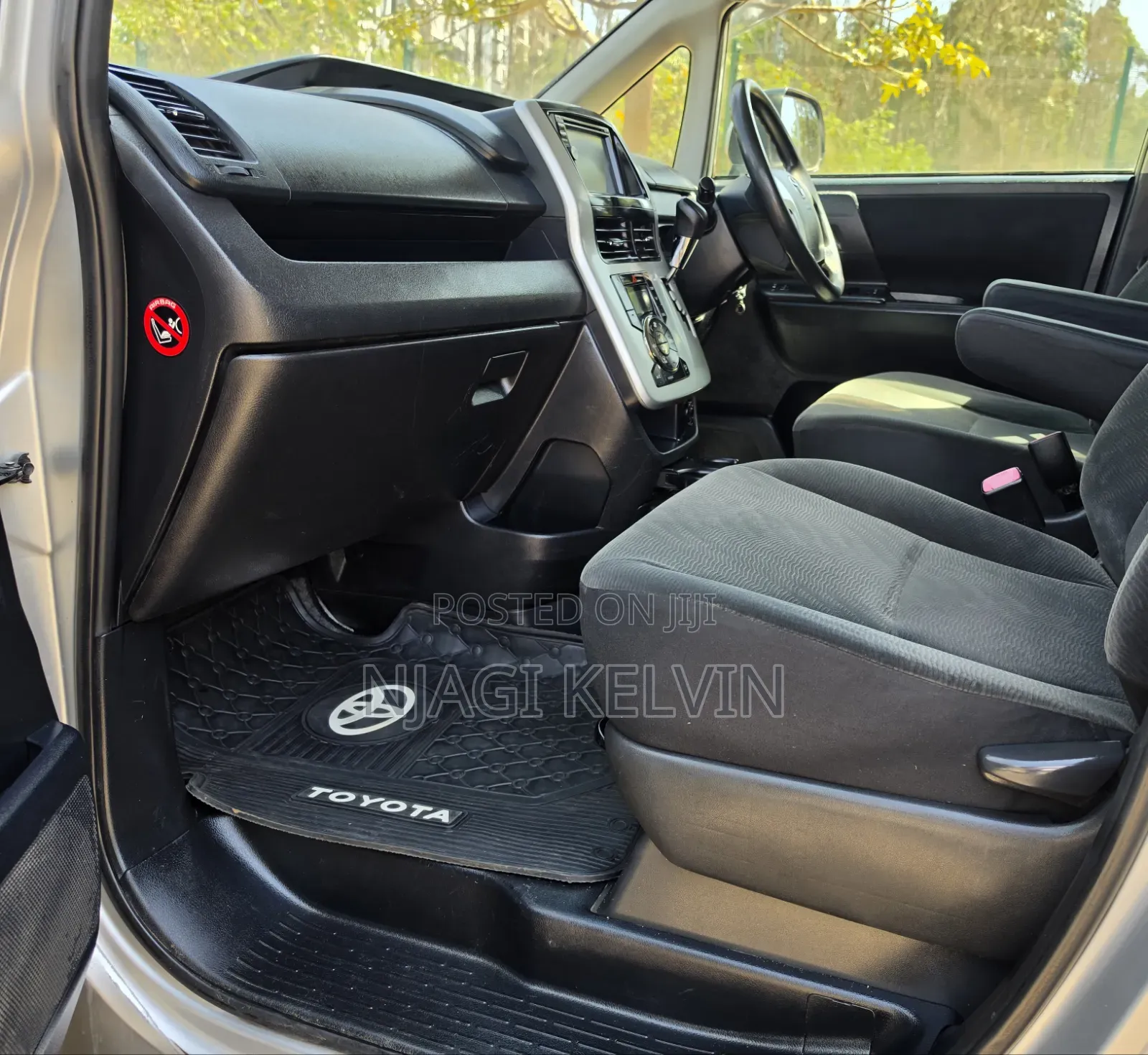 Toyota Noah 2012 Silver