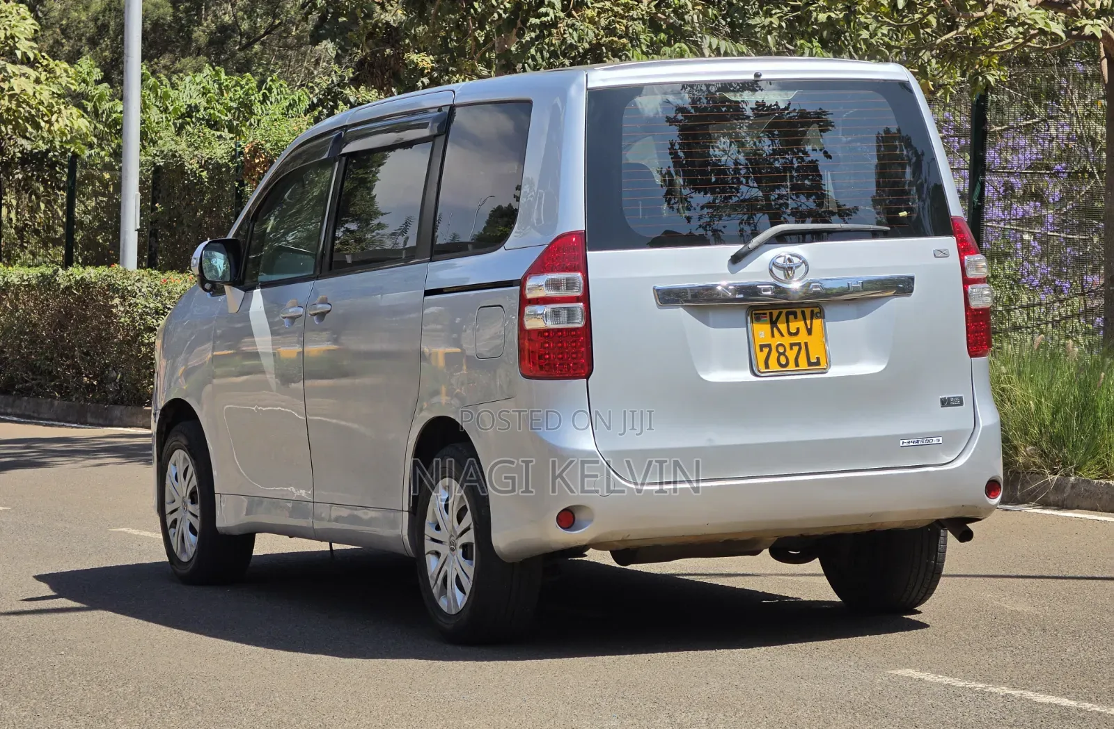 Toyota Noah 2012 Silver