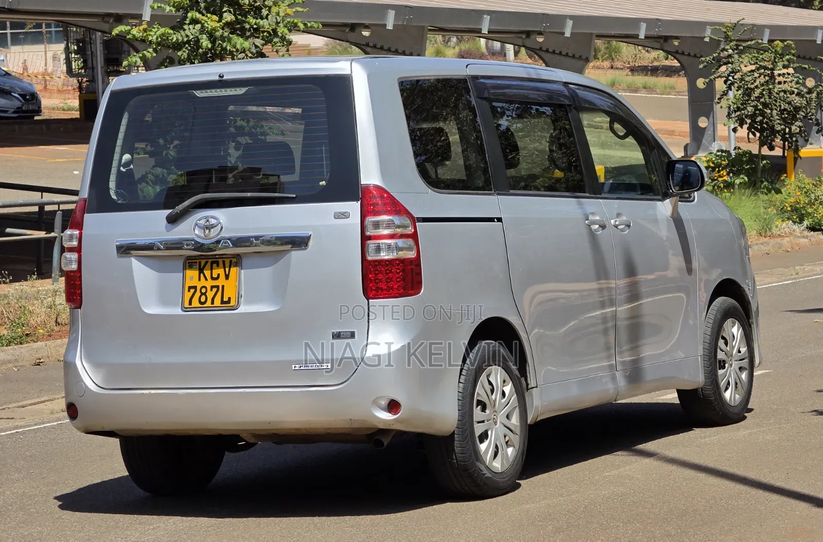 Toyota Noah 2012 Silver