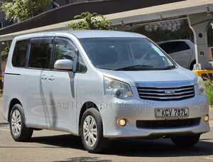 Toyota Noah 2012 Silver