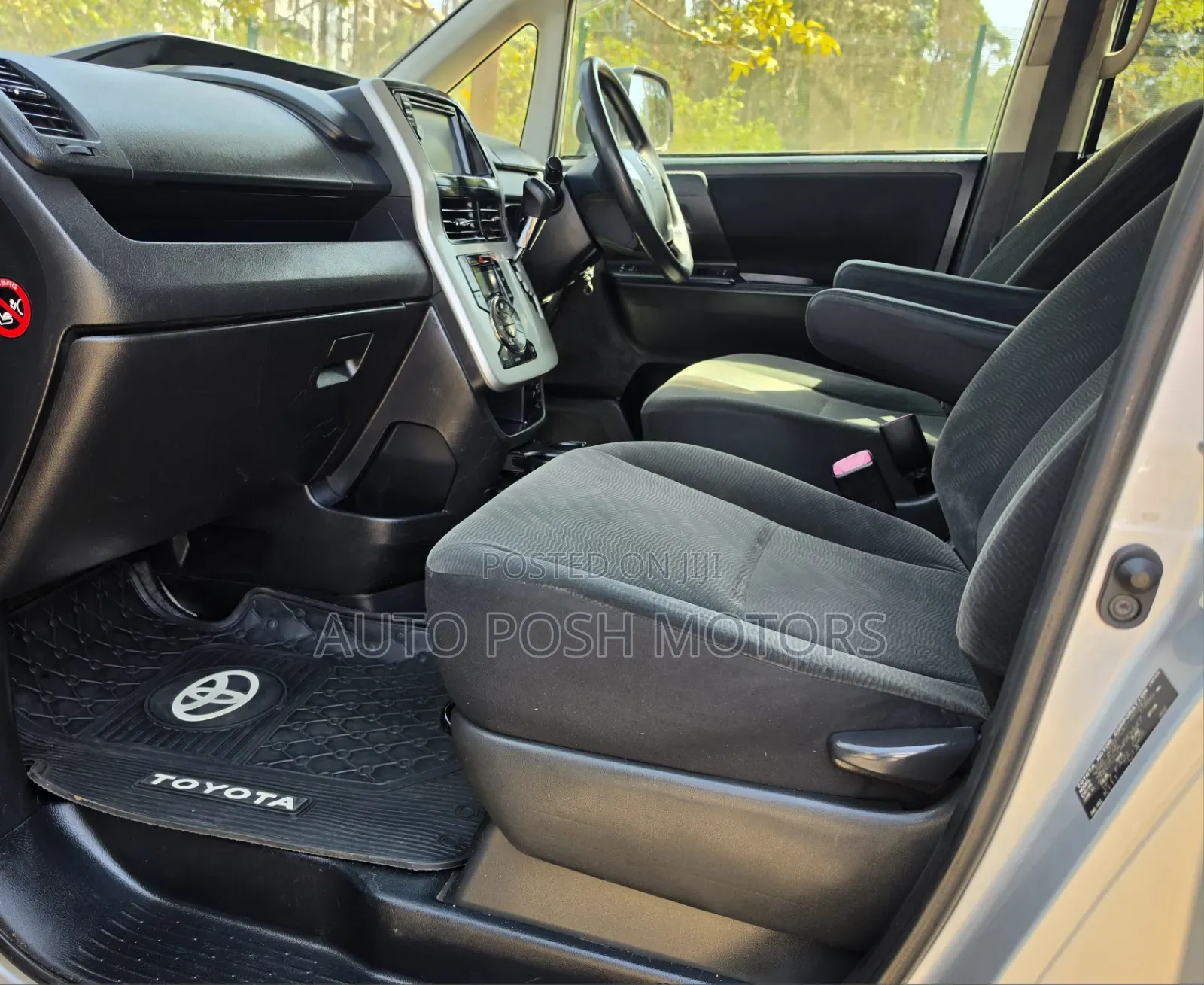 Toyota Noah 2012 Silver