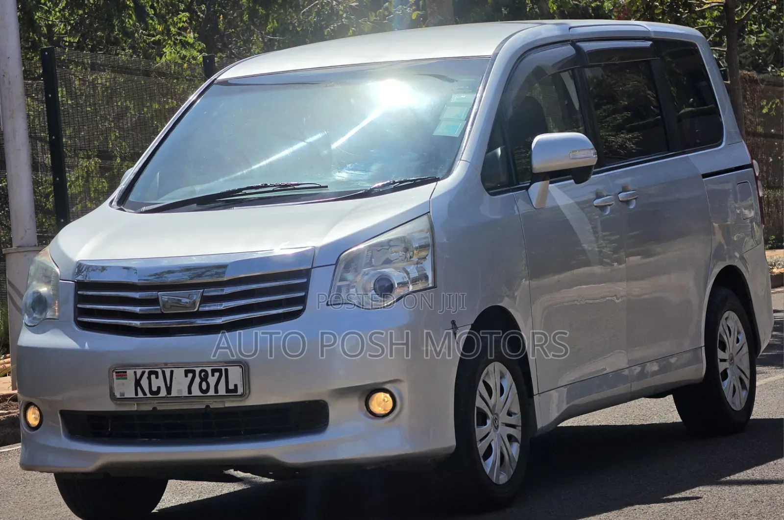 Toyota Noah 2012 Silver